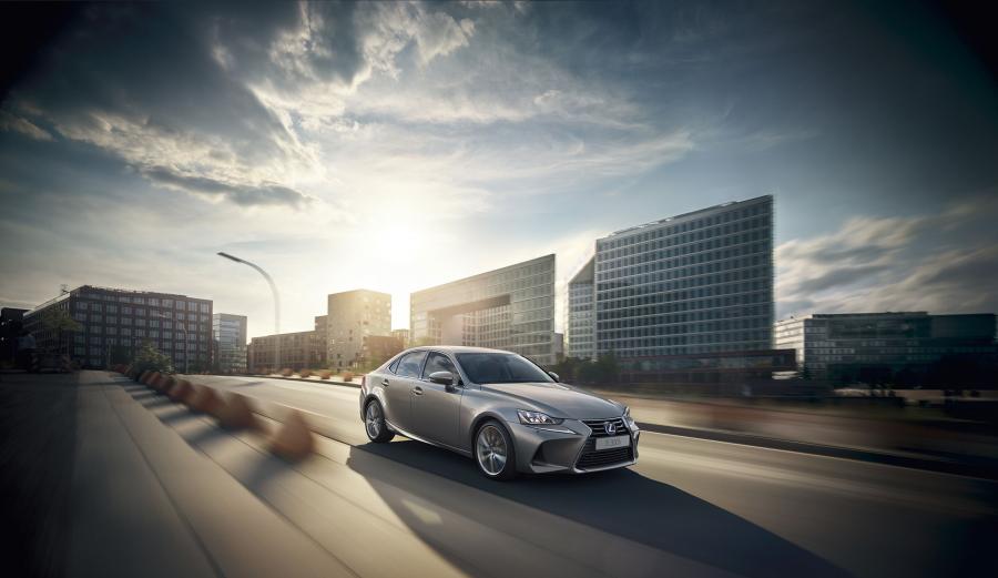  Lexus IS300h 2016 года  (WW) (фото 1 из 28)